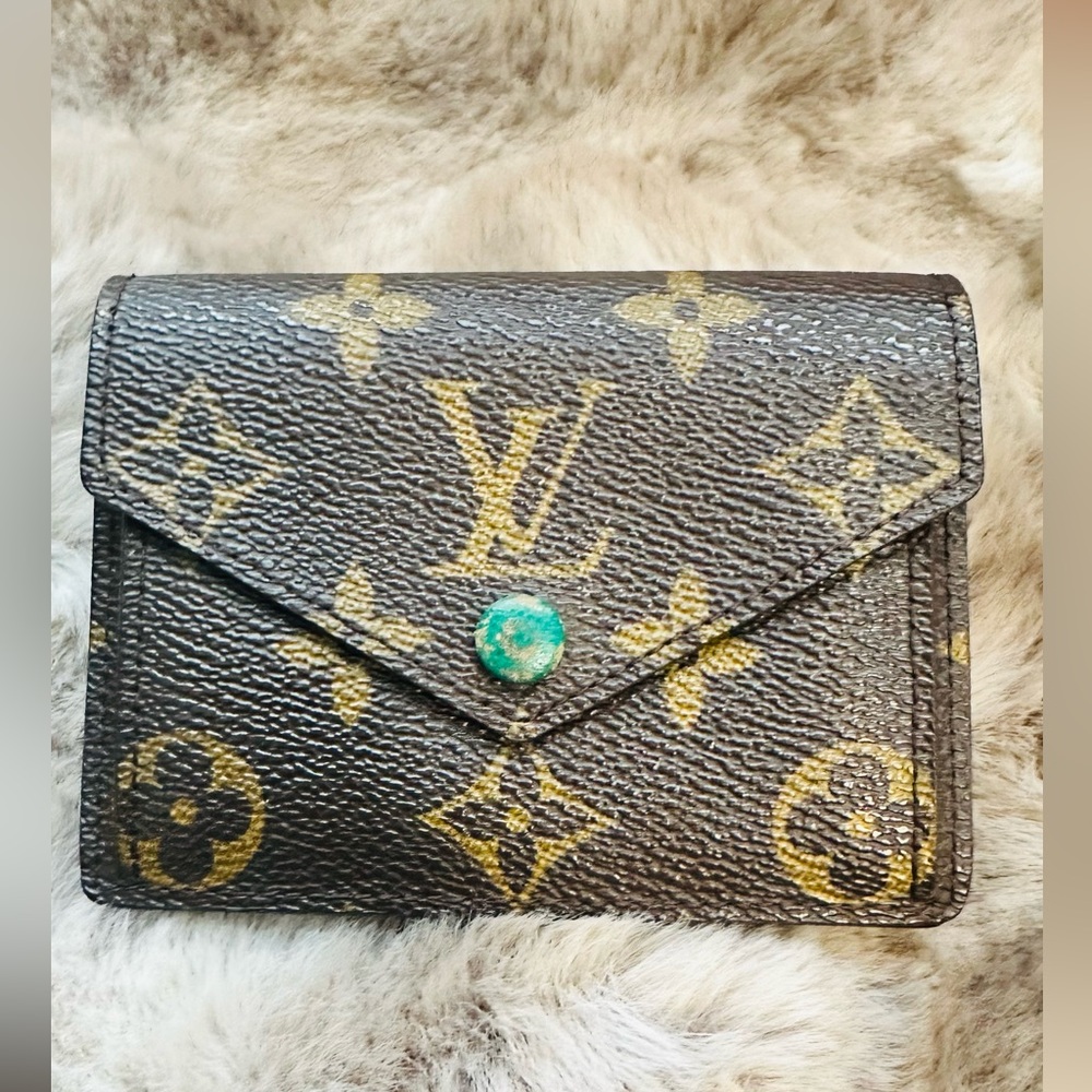 EUC LV Monogram Marie Lou Compact Wall with COA